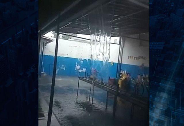 chuva dentro de sala de aula