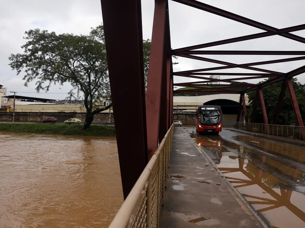 Rio acima do nível normal após fortes chuvas em Juiz de Fora (MG) | Tânia Rêgo/Agência Brasil