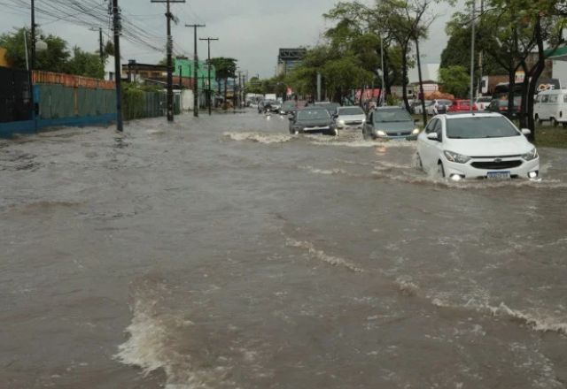 Chuvas atingem Região Metropolitana do Recife (RMR) - Círio Gomes / TV Jornal