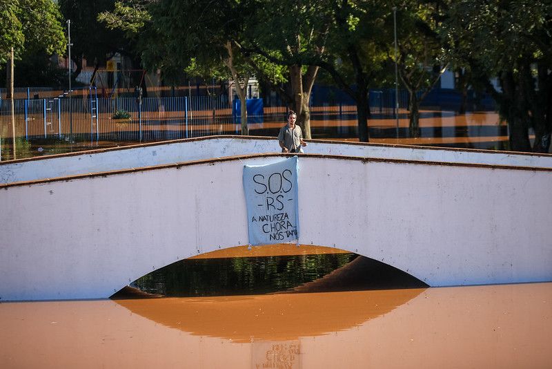 "A natureza chora", diz cartaz estendido em ponte de Porto Alegre | Gustavo Mansur/Palácio Piratini