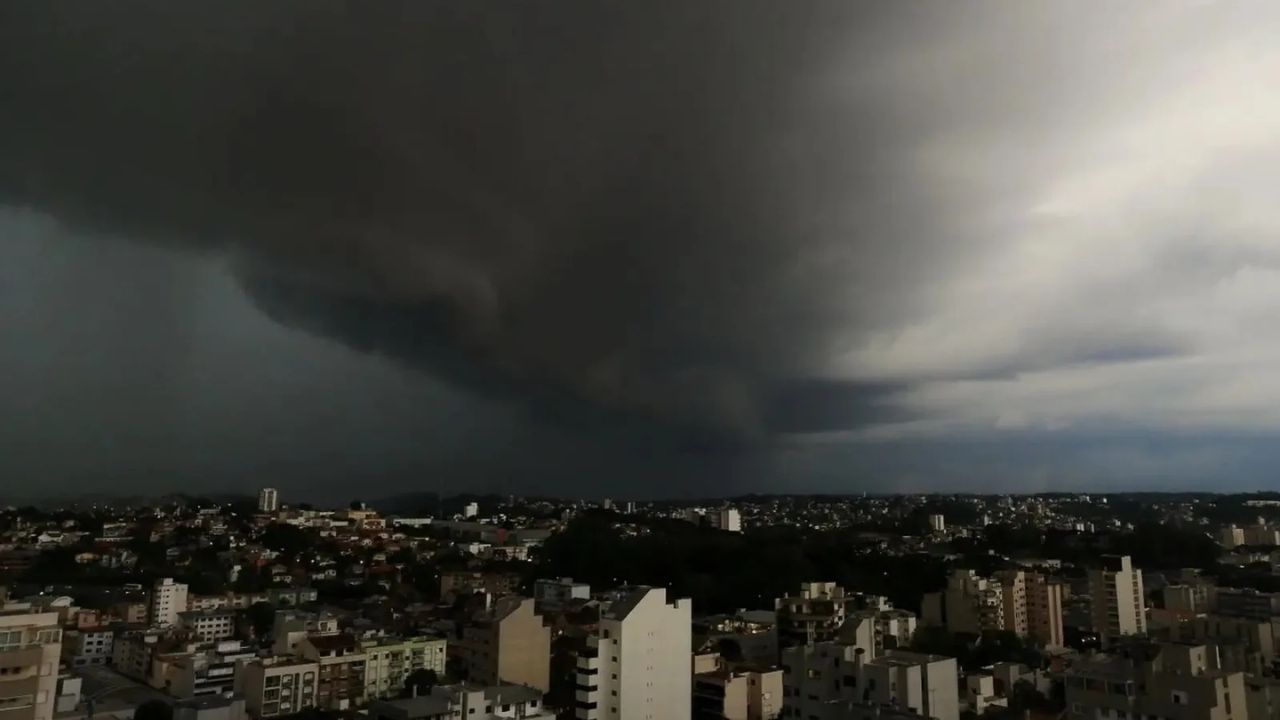 RS tem alerta para mais de 170 mm de chuva em 24 horas RS tem alerta para mais de 170 mm de chuva em 24 horas