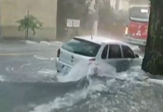 Enchentes e carros submersos: Quem paga essa conta? Enchentes e carros submersos: Quem paga essa conta?