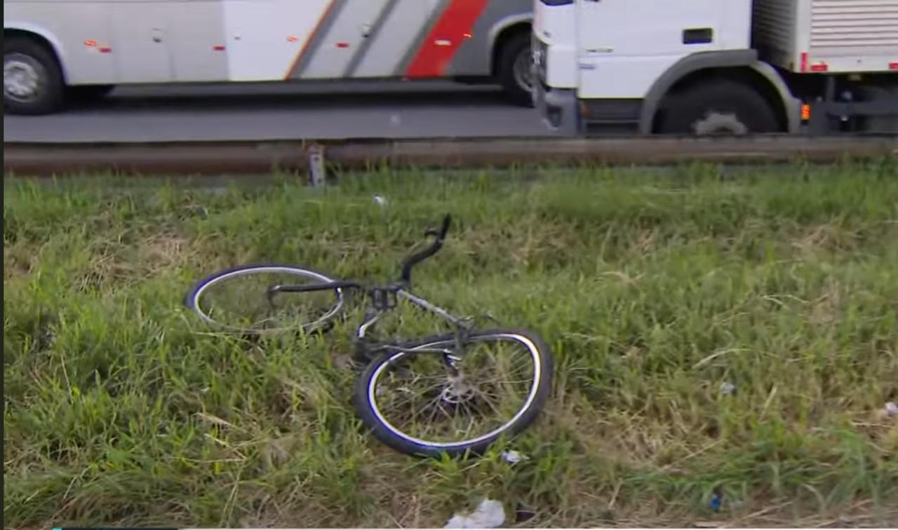 Ciclista foi atingido por motorista embriagado na rodovia Dutra | Reprodução
