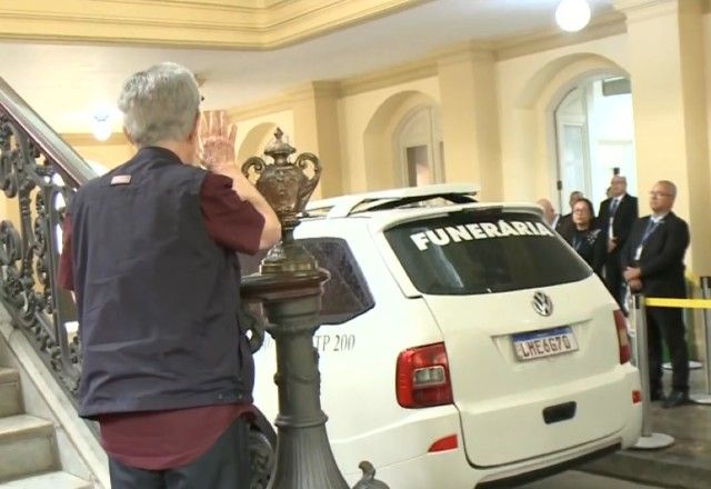 Familiares e amigos se despedem de Cid Moreira em velório Familiares e amigos se despedem de Cid Moreira em velório