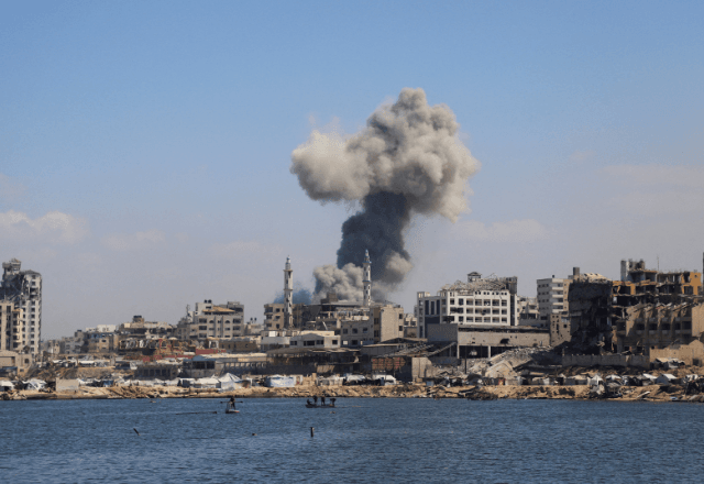 Fumaça após ataque israelense na Cidade de Gaza | REUTERS/Ebrahim Hajjaj