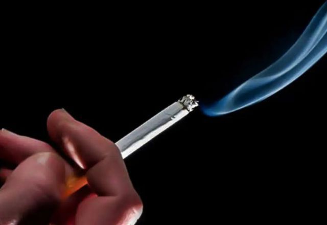 Cigarro acesso em mão | Reprodução/ONU