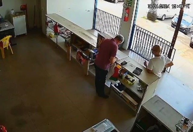 Câmera de segurança flagra Francisco Wanderley Luiz, o Tiü França, comprando fogos de artifício em Ceilândia | Reprodução