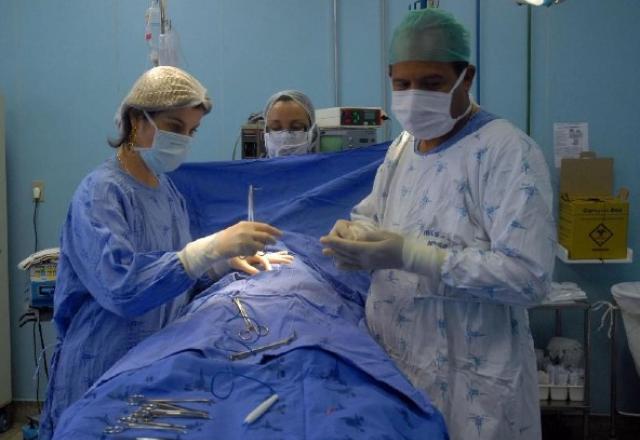 cirurgia sendo realizada