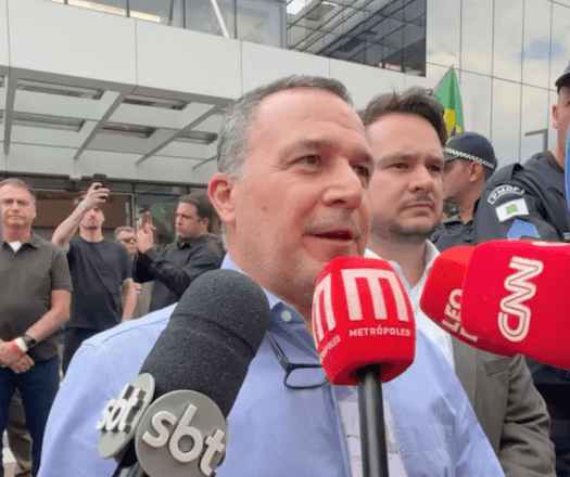O médico do ex-presidente Jair Bolsonaro, doutor Cláudio Birolini, em conversa com jornalistas | Reprodução/SBT Brasil
