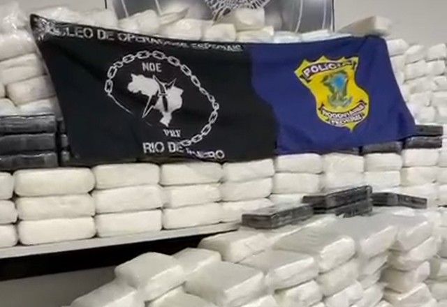 PRF apreende quase uma tonelada de cocaína em caminhão na Baixada Fluminense