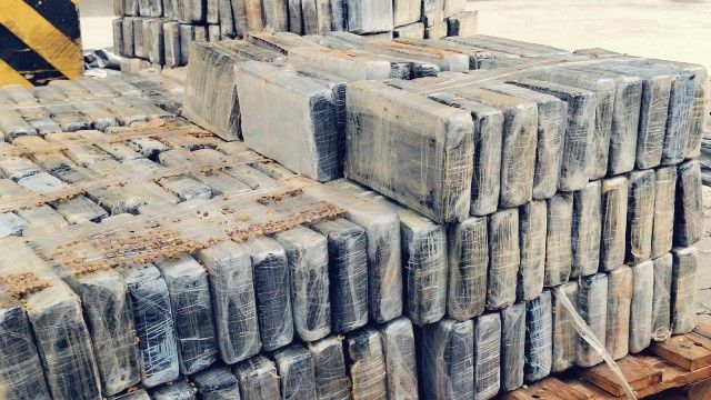 Receita Federal apreende 815 kg de cocaína escondidos em carga de café no Porto de Santos