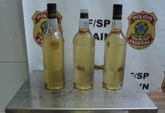 Polícia Federal prende mulher com cocaína líquida em garrafas