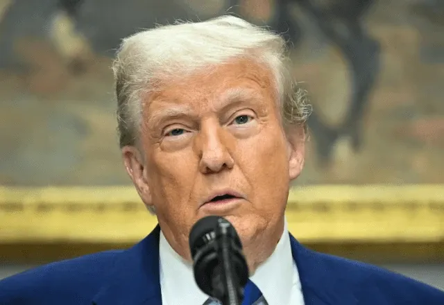 Trump remove vídeo racista que retratava Barack e Michelle Obama como macacos Trump remove vídeo racista que retratava Barack e Michelle Obama como macacos