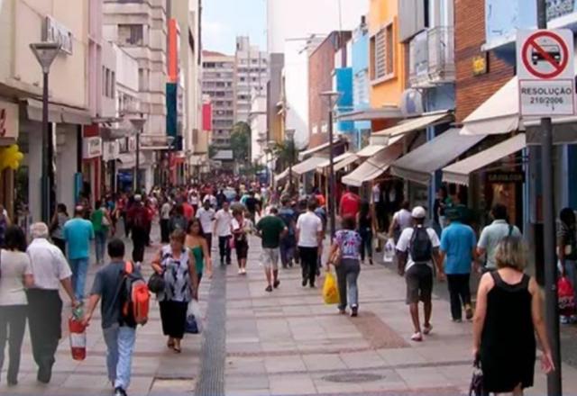 Rua com comércios | Reprodução