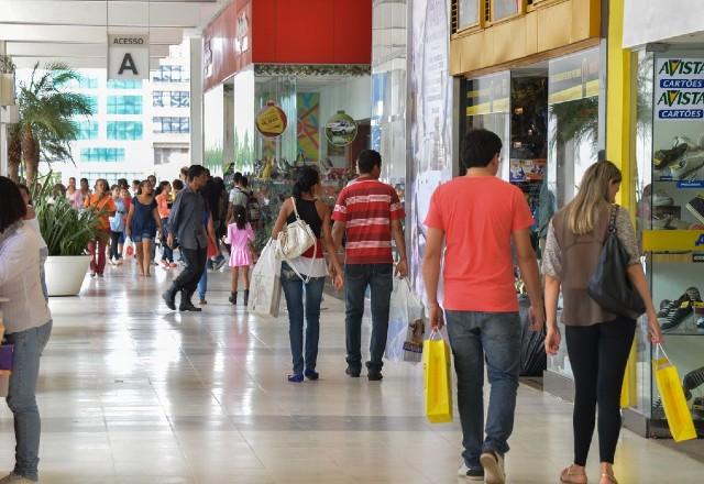 Comércio deve abrir quase 100 mil vagas temporárias para o fim do ano Comércio deve abrir quase 100 mil vagas temporárias para o fim do ano