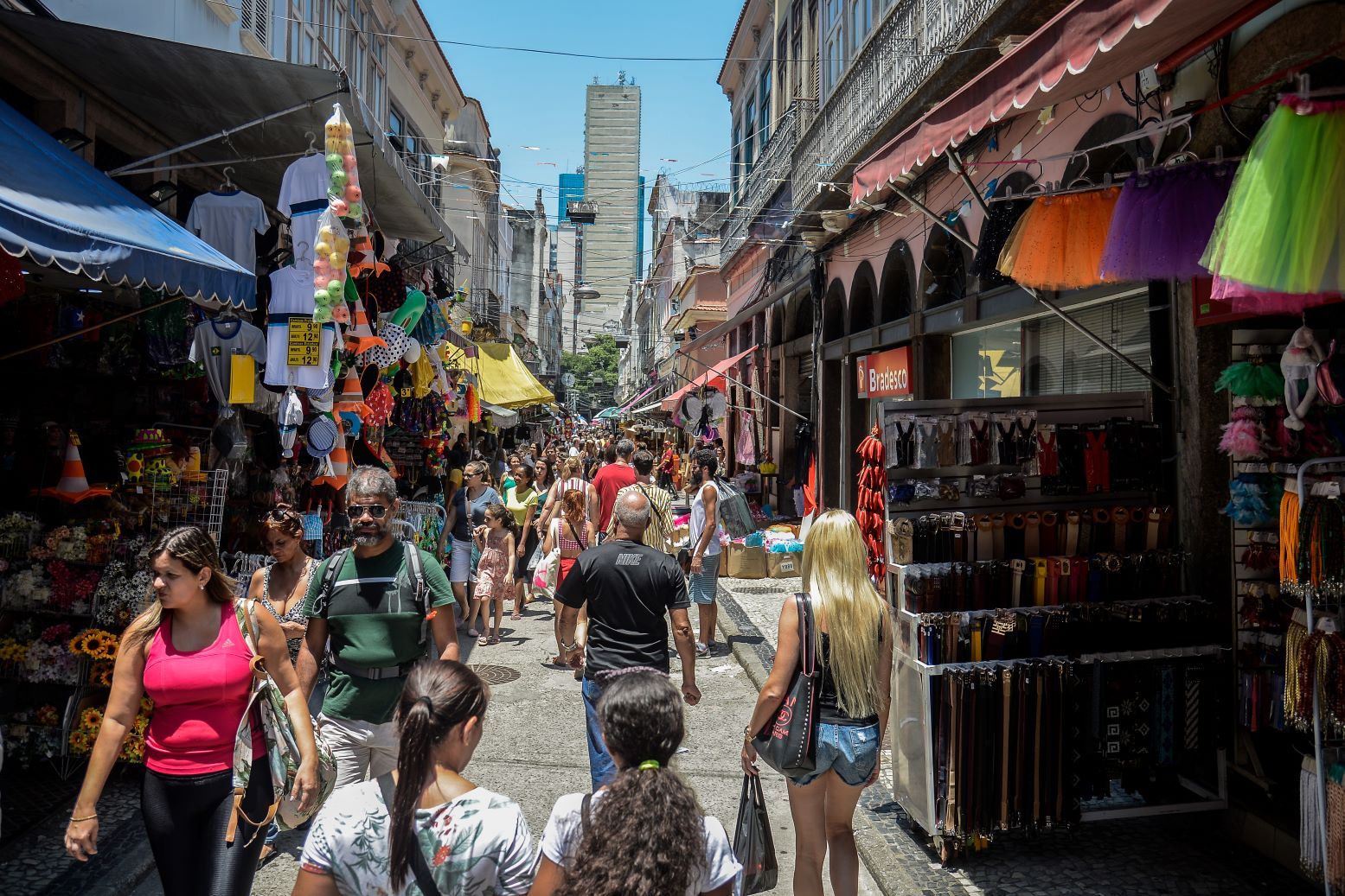 Consumidores no centro do Rio de Janeiro fazem compras. Foto: Tomaz Silva/Agência Brasil