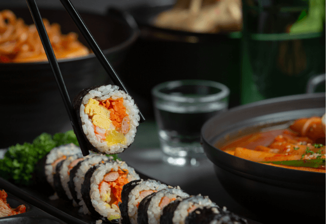 Bibimbap e Kimchi estão entre os pratos mais pedidos. | Freepik