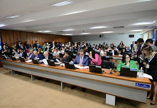 Senadores na sessão de 27 de fevereiro na Comissão de Assuntos Econômicos (Pedro França/Agência Senado)
