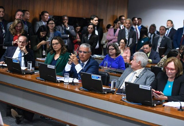Senadores participam da reunião da Comissão de Educação e Cultura (Edilson Rodrigues/Agência Senado)