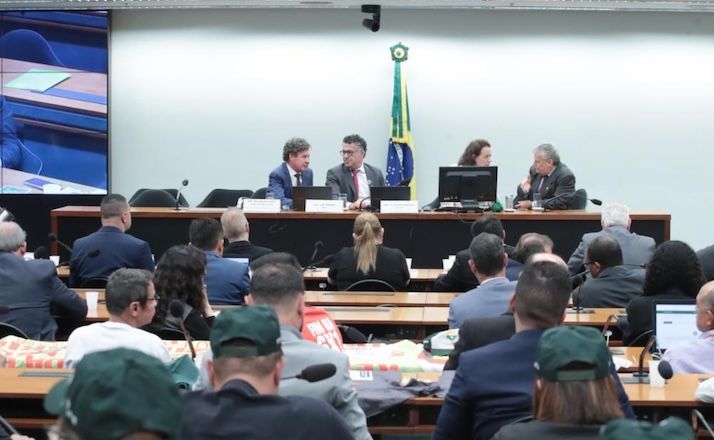 Emenda da oposição propõe transição de 10 anos para o fim da escala 6x1
