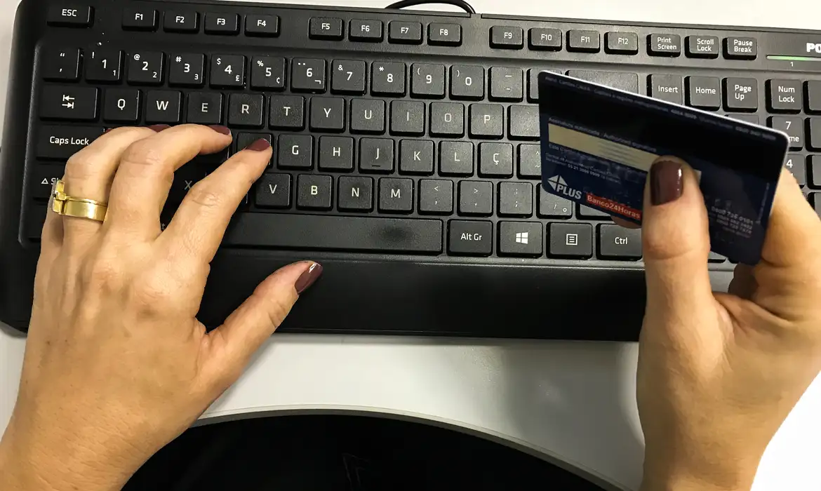 Governo e Congresso avaliam tributação de compras internacionais para bancar desoneração, diz jornal Governo e Congresso avaliam tributação de compras internacionais para bancar desoneração, diz jornal