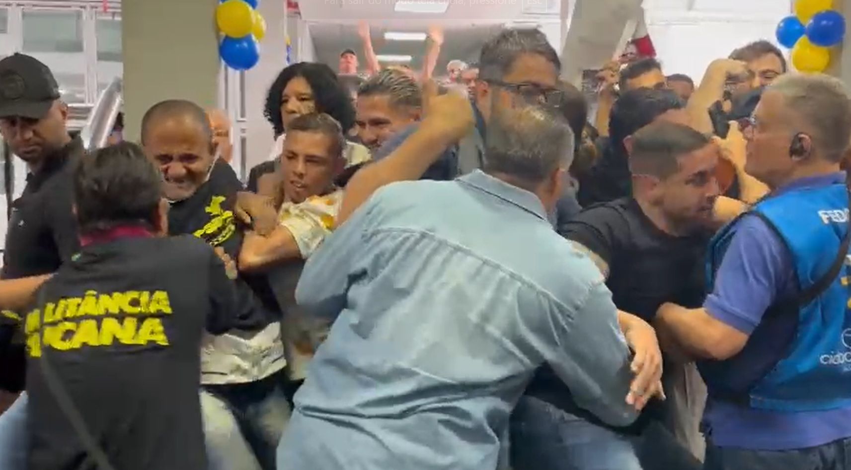 Militantes pró-Nunes tentam entrar em convenção do PSDB. | Emanuelle Menezes/SBT News