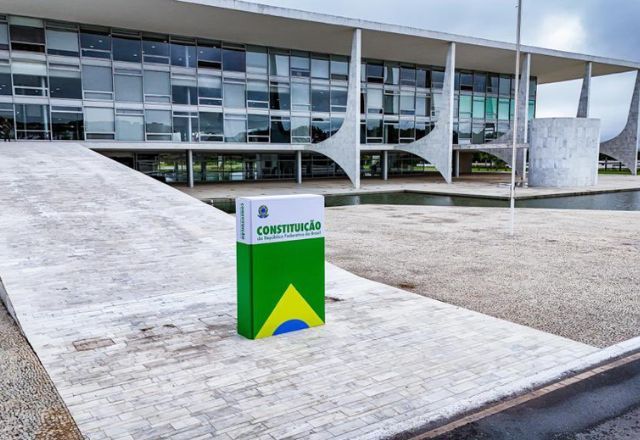 Lula põe Constituição em frente ao Palácio para lembrar o 8/1: "Democracia inabalada e fortalecida"