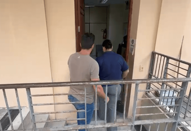 Autora do crime foi encontrada na escola em que trabalhava atualmente e não resistiu à prisão. | Reprodução/WhatsApp