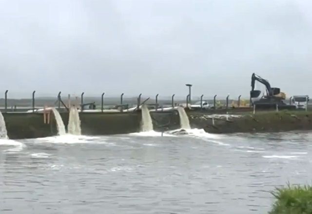 Comportas em Porto Alegre são abertas para escoar água da chuva