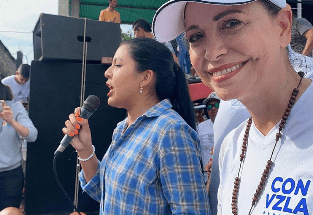 Na imagem, ao centro, María Oropeza e, ao lado, Maria Corina Machado em comício antes das eleições | Reprodução Instagram/@mariaoropeza94