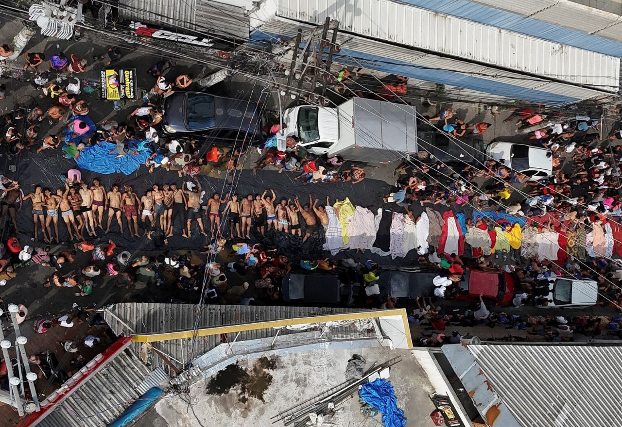 Corpos enfileirados após operação policial mais letal da história do Rio de Janeiro | REUTERS/Ricardo Moraes