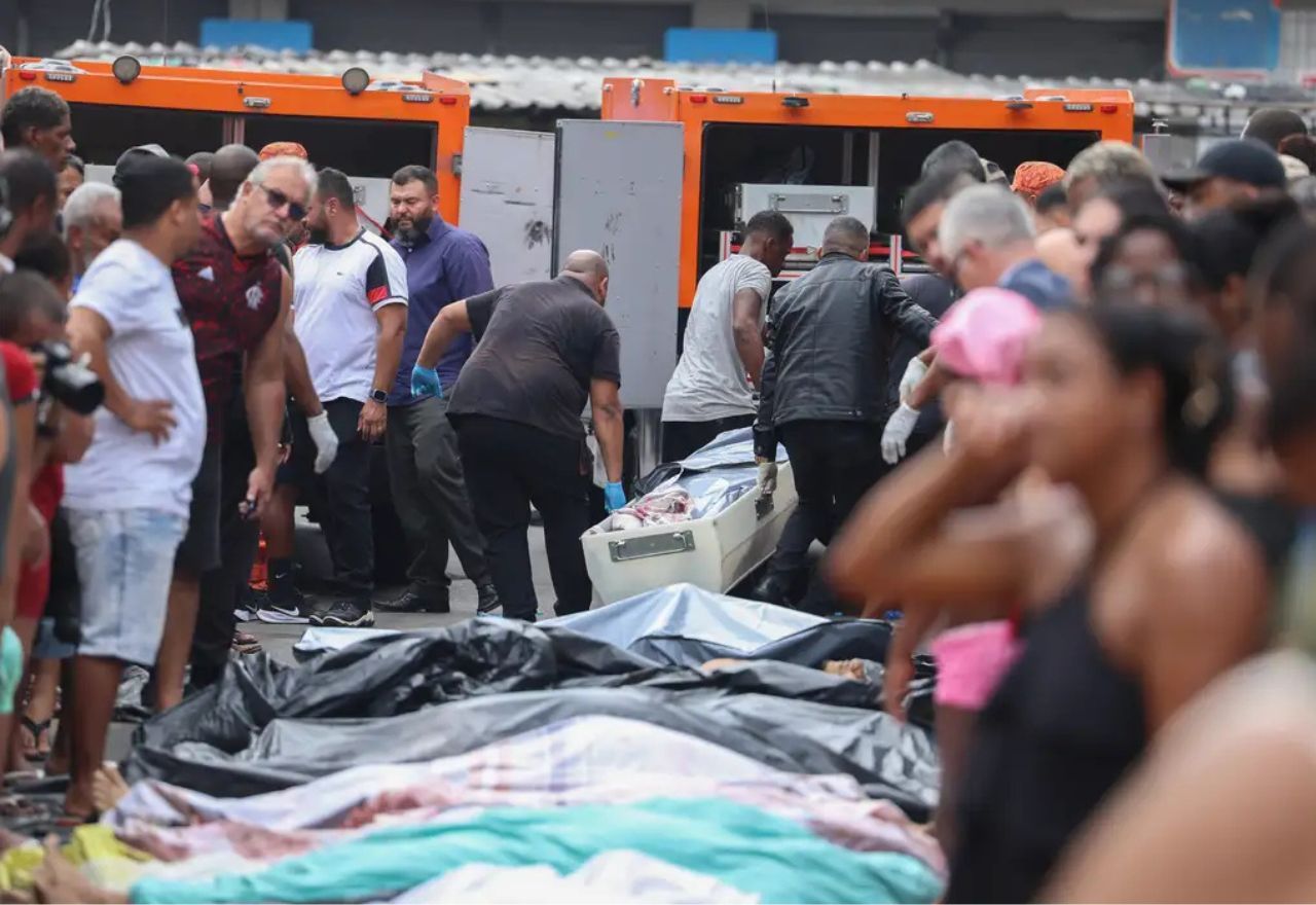 Corpos foram levador por moradores para praça na Penha, Zona Norte do Rio | Tomaz Silva/Agência Brasil