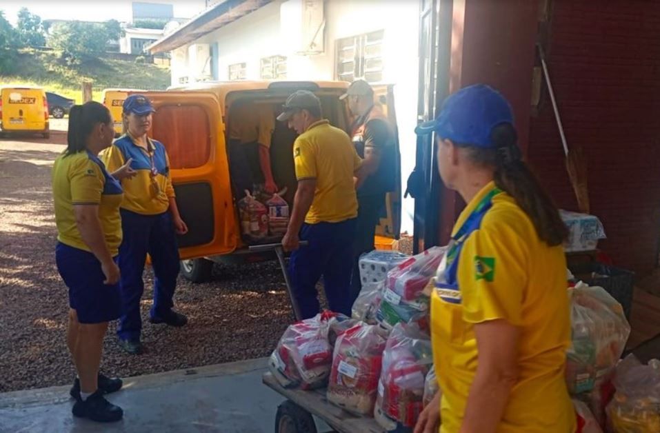 Logística de entrega de donativos em centro de triagem em Lajeado (RS) | Reprodução/Correios