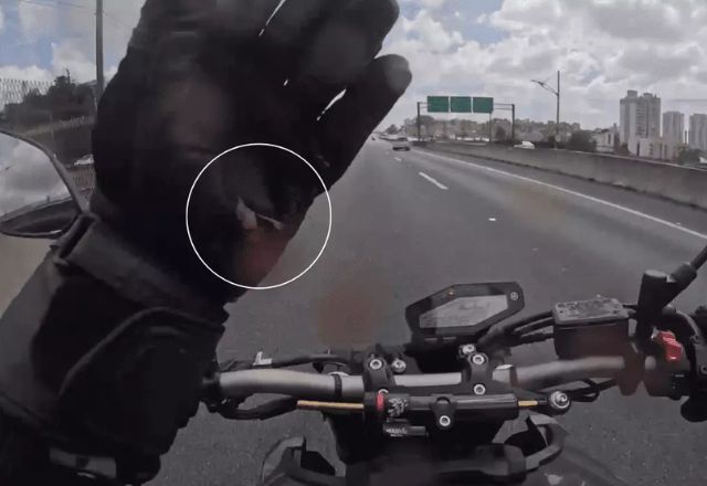 Momento em que motociclista tem a mão cortada | Foto: Reprocução