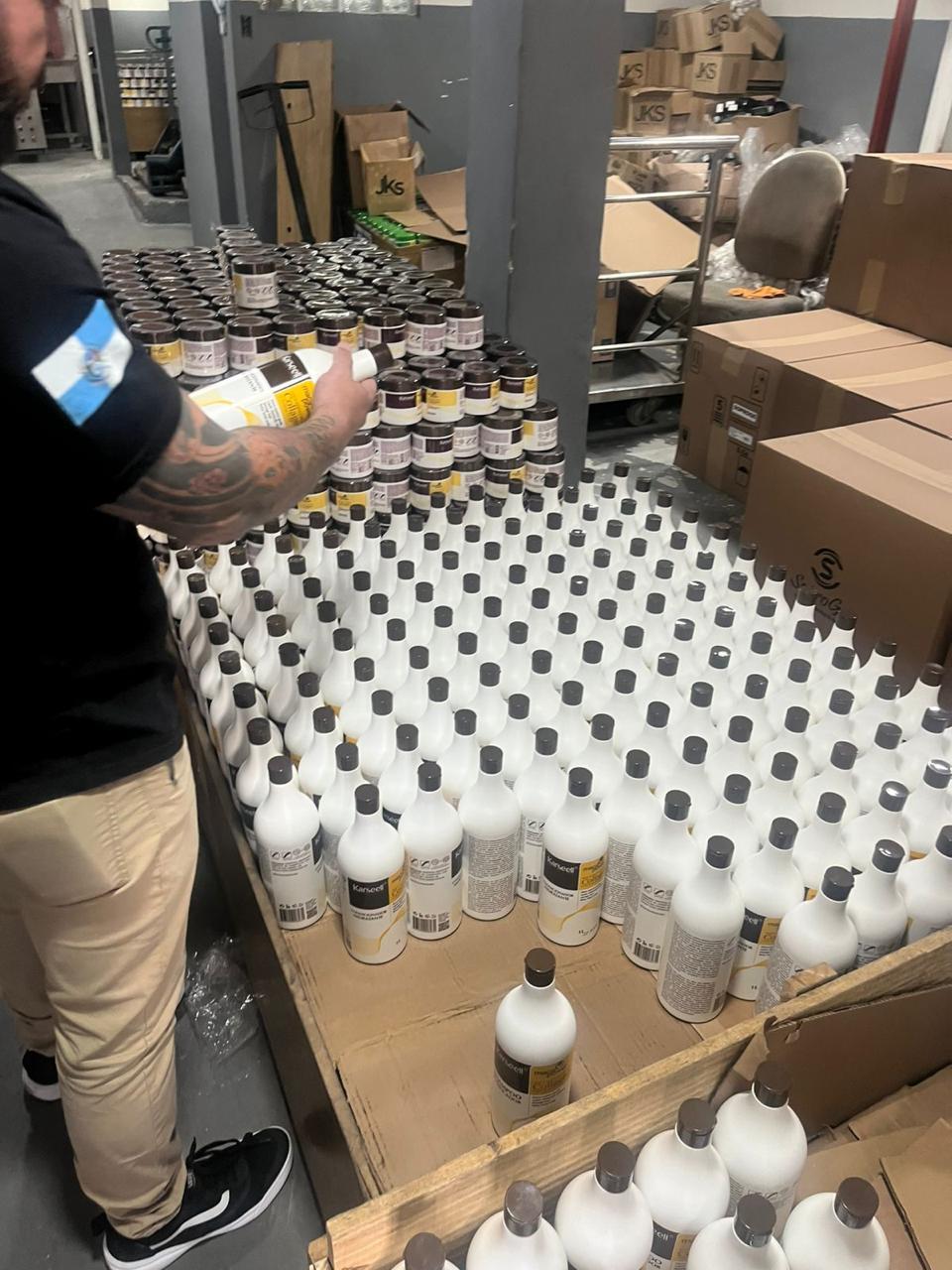 Produtos falsos já estavam embalados e prontos para envio. | Divulgação/Polícia Civil