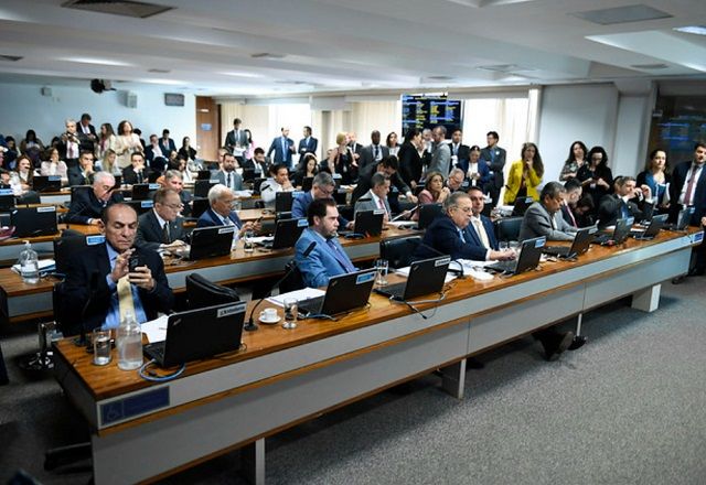 Comissão de Constituição e Justiça aprovou também um requerimento de urgência para a PEC | Edilson Rodrigues/Agência Senado