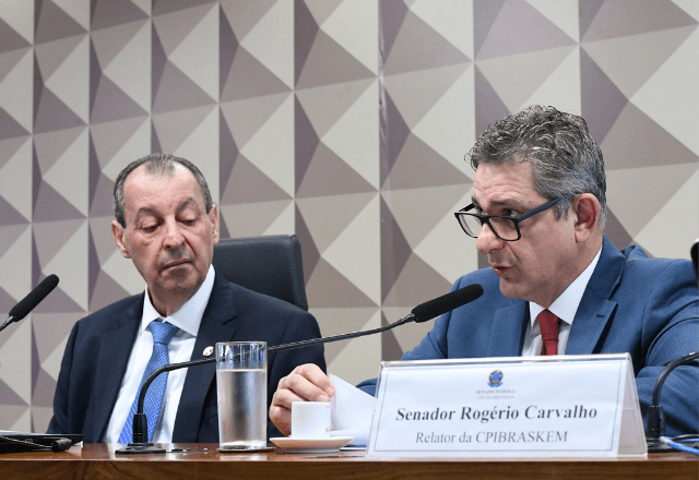 CPI no Senado: à esq., o presidente da mesa Omar Aziz (PSD-AM) e, à dir., o relator Rogério Carvalho (PT-SE) | Reprodução Edilson Rodrigues/Senado