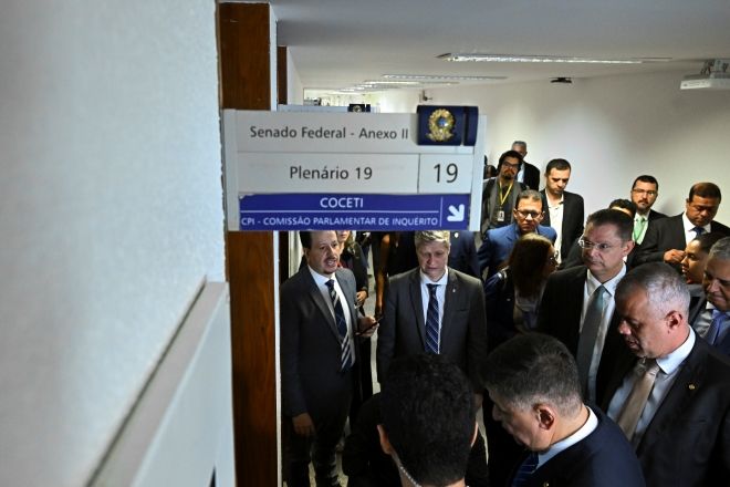 Membros da CPMI do INSS se dirigem a sala-cofre de documentos sigilosos | Jefferson Rudy/Agência Senado