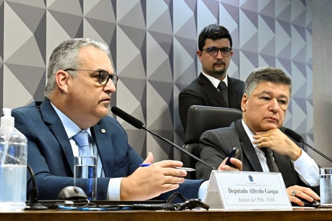 O relator e o presidente da CPMI do INSS, deputado Alfredo Gaspar e senador Carlos Viana, durante reunião | Waldemir Barreto/Agência Senado