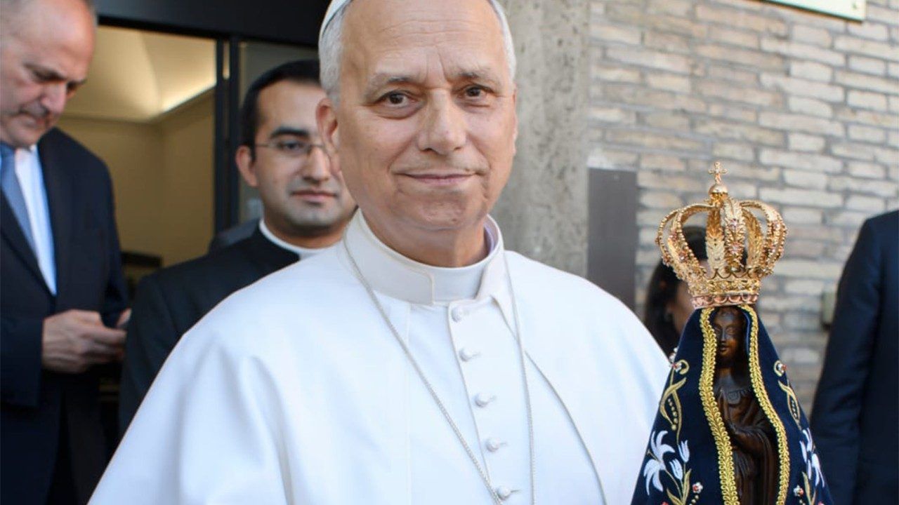 Papa Leão XIV posta foto com imagem de Nossa Senhora Aparecida nas mãos