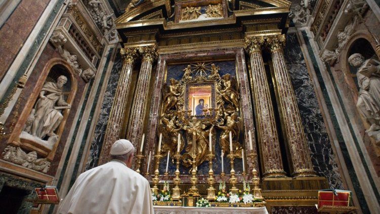Papa Francisco, no final do ano passado, em oração na Basílica de Santa Maria Maggiore, em Roma | Foto: Vatican News/divulgação 