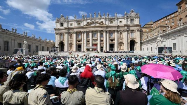 Mais de 200 mil pessoas participam de missa na Praça de São Pedro, no Vaticano