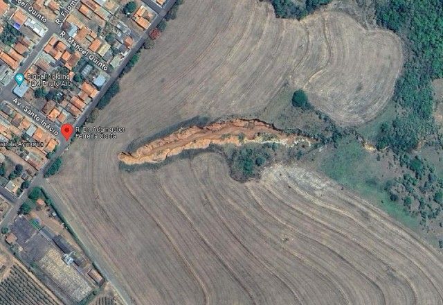 Cratera com aproximadamente 300 metros avança sobre cidade no interior de São Paulo