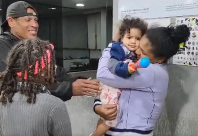 crianca com os pais