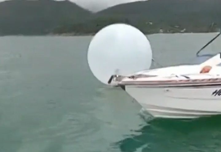 Criança dentro de bola de plástico fica à deriva em alto-mar