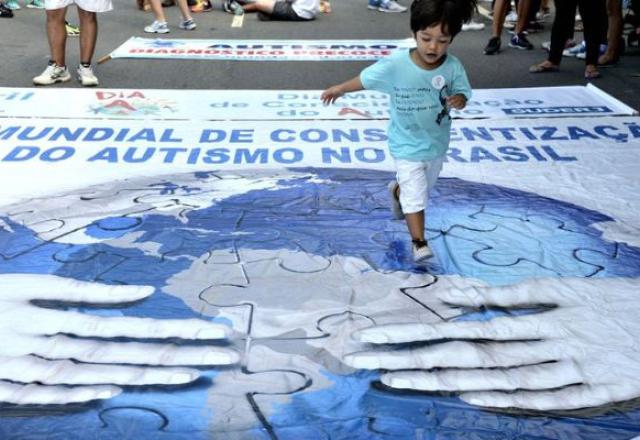 criança durante marcha do dia mundial de conscientização do autismo
