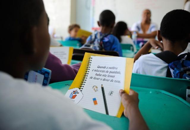 criança em escola