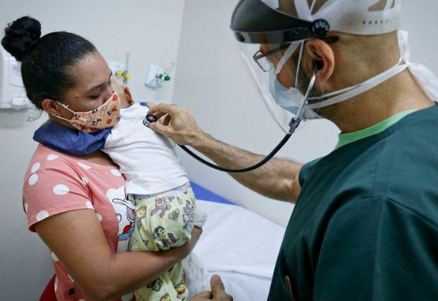 criança em posto