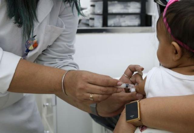 criança recebe a vacina