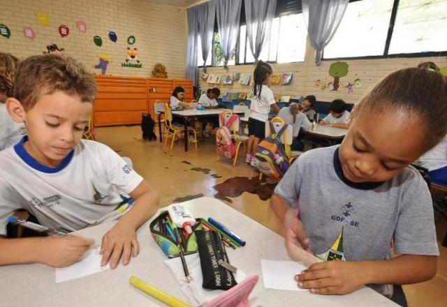 crianças brincam em sala de aula
